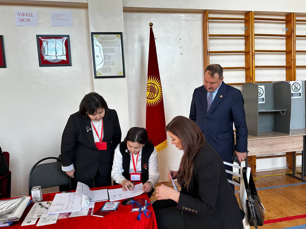 Председатель Избирательной комиссии Ленинградской области Михаил Лебединский по приглашению Центральной комиссии по выборам и проведению референдумов Кыргызской Республики принимает участие в качестве международного... Председатель Избирательной комиссии Ленинградской области Михаил Лебединский по приглашению Центральной комиссии по выборам и проведению референдумов Кыргызской Республики принимает участие в качестве международного...