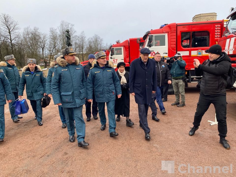 В Гатчине губернатор Ленинградской области Александр Дрозденко и глава МЧС России Александр Куренков осмотрели новую пожарно-спасательную технику, которая поступит в подразделения ГКУ "Леноблпожспас" и федеральной...