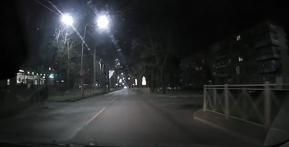 Четверо школьников почувствовали себя «Флэшами», перебегая дорогу вне зоны пешеходного перехода