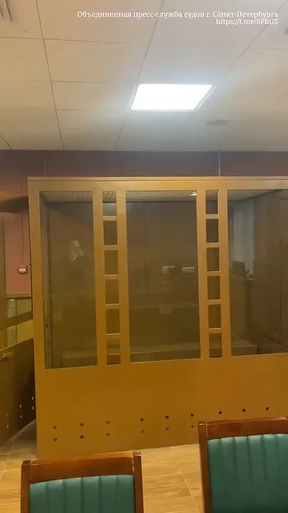 Двое полицейских помогли знакомым выбить деньги у петербуржца