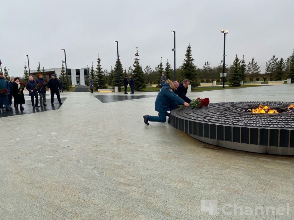 Александр Дрозденко и Александр Куренков возложили цветы к мемориалу в Зайцево