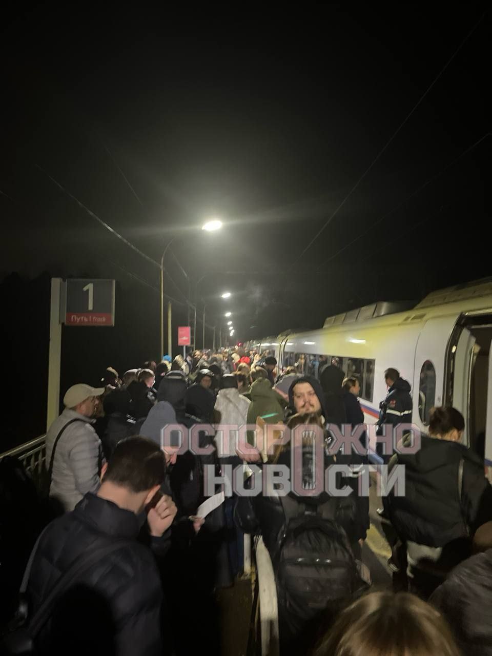 Новости к этому часу:. Поезд «Сапсан» из Петербурга в Москву этой ночью задержался более чем на 3 часа: состав неожиданно остановился в Ленобласти, пассажиры больше часа провели без света и объяснений, позже их отбуксировали... Новости к этому часу:. Поезд «Сапсан» из Петербурга в Москву этой ночью задержался более чем на 3 часа: состав неожиданно остановился в Ленобласти, пассажиры больше часа провели без света и объяснений, позже их отбуксировали...