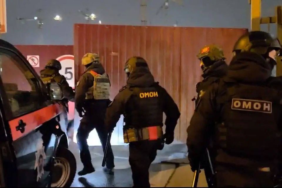 Сотрудники ОМОН «Бастион» Главного управления Росгвардии по г. Санкт-Петербургу и Ленинградской области оказали силовую поддержку СК России, представителям военного комиссариата и военной полиции в проведении планового рейда...