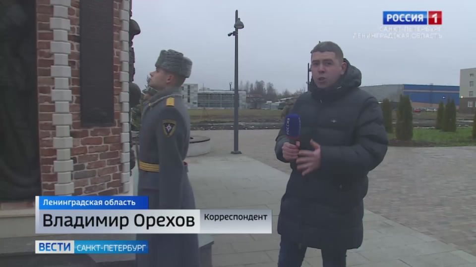 Глава МЧС Александр Куренков открыл "Сквер Спасателей" и памятник героям-пожарным в Гатчине