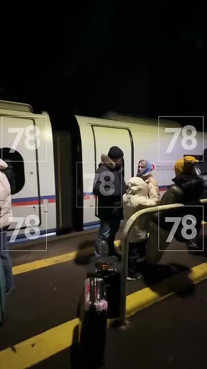 Обстановка на станции Ушаки — пассажиры застрявшего «Сапсана» ждут резервный поезд