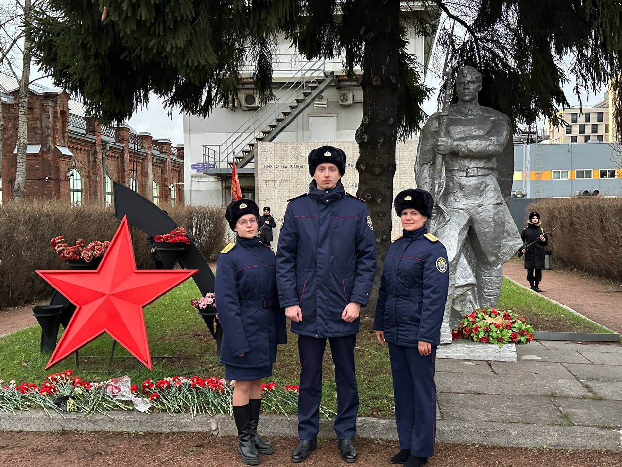 Сотрудники ГСУ СК России по Санкт-Петербургу почтили память павших героев Сотрудники ГСУ СК России по Санкт-Петербургу почтили память павших героев