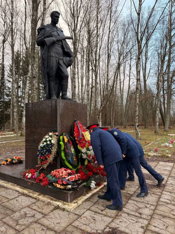 Следователи Ленинградской области в День Неизвестного солдата возложили цветы к мемориалам Великой Отечественной войны