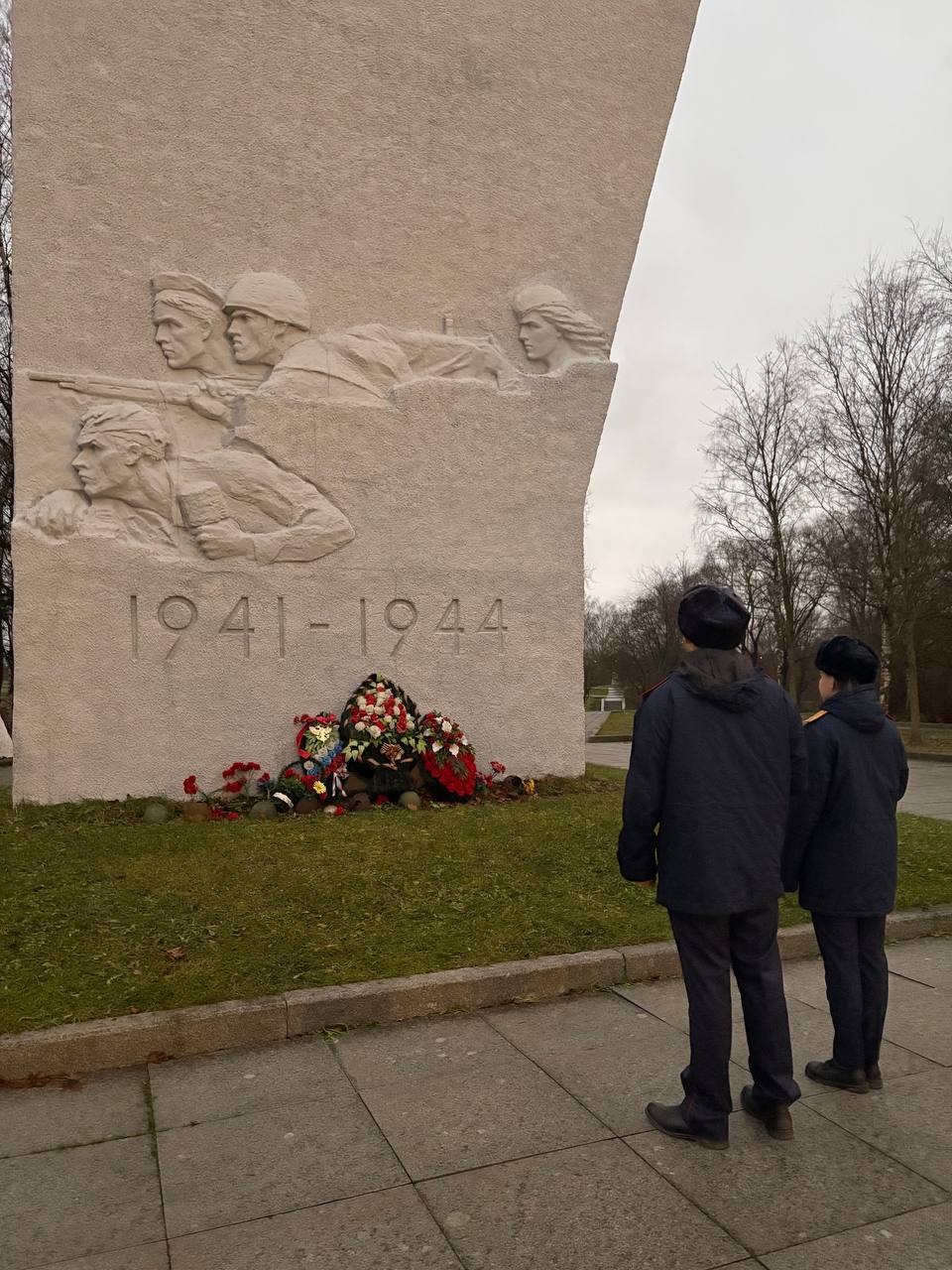 Сотрудники ГСУ СК России по Санкт-Петербургу почтили память павших героев Сотрудники ГСУ СК России по Санкт-Петербургу почтили память павших героев