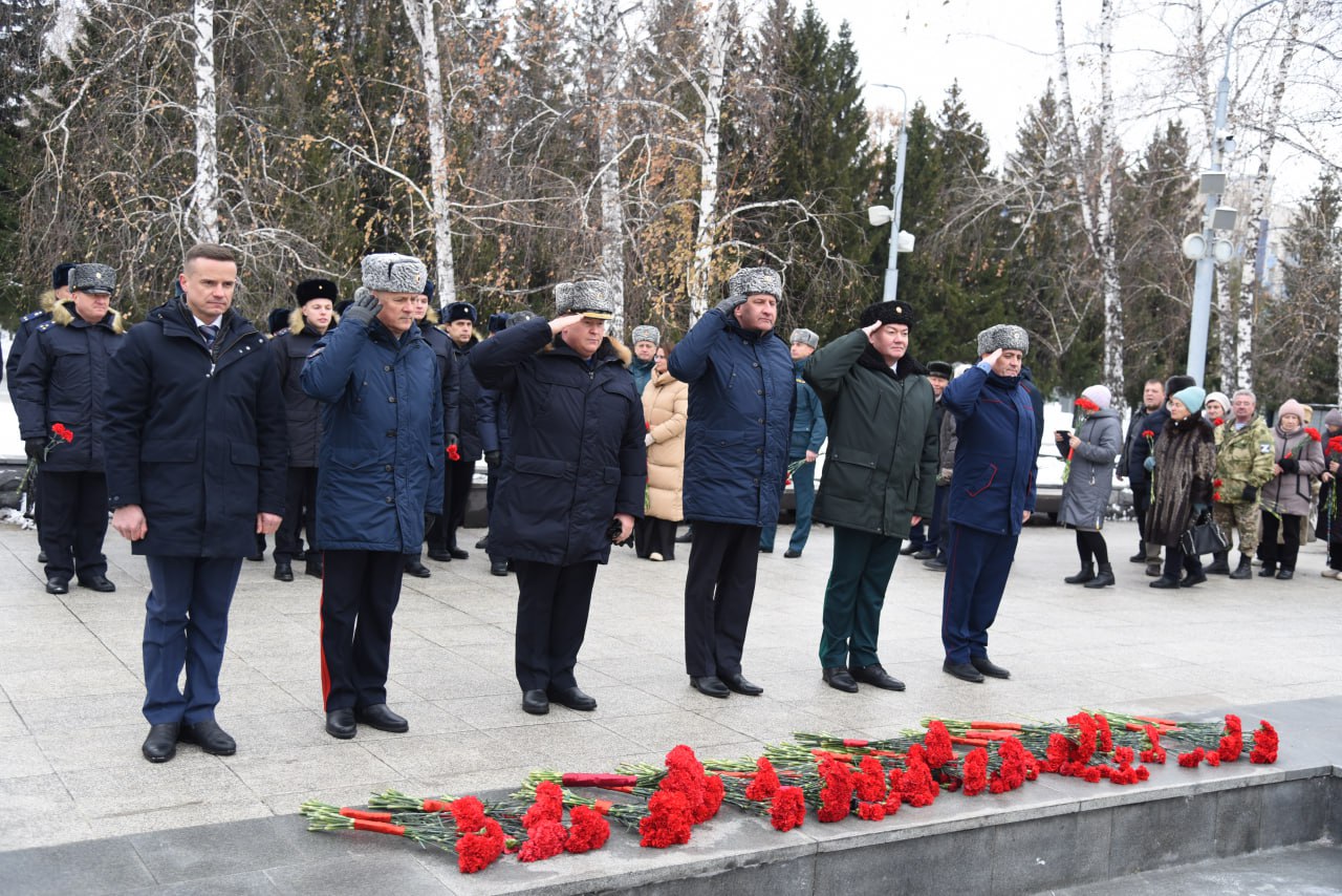 Руководитель транспортной полиции Сибири генерал-майор полиции Игорь Бояринов почтил память погибших воинов, чьи имена остались неизвестными Руководитель транспортной полиции Сибири генерал-майор полиции Игорь Бояринов почтил память погибших воинов, чьи имена остались неизвестными