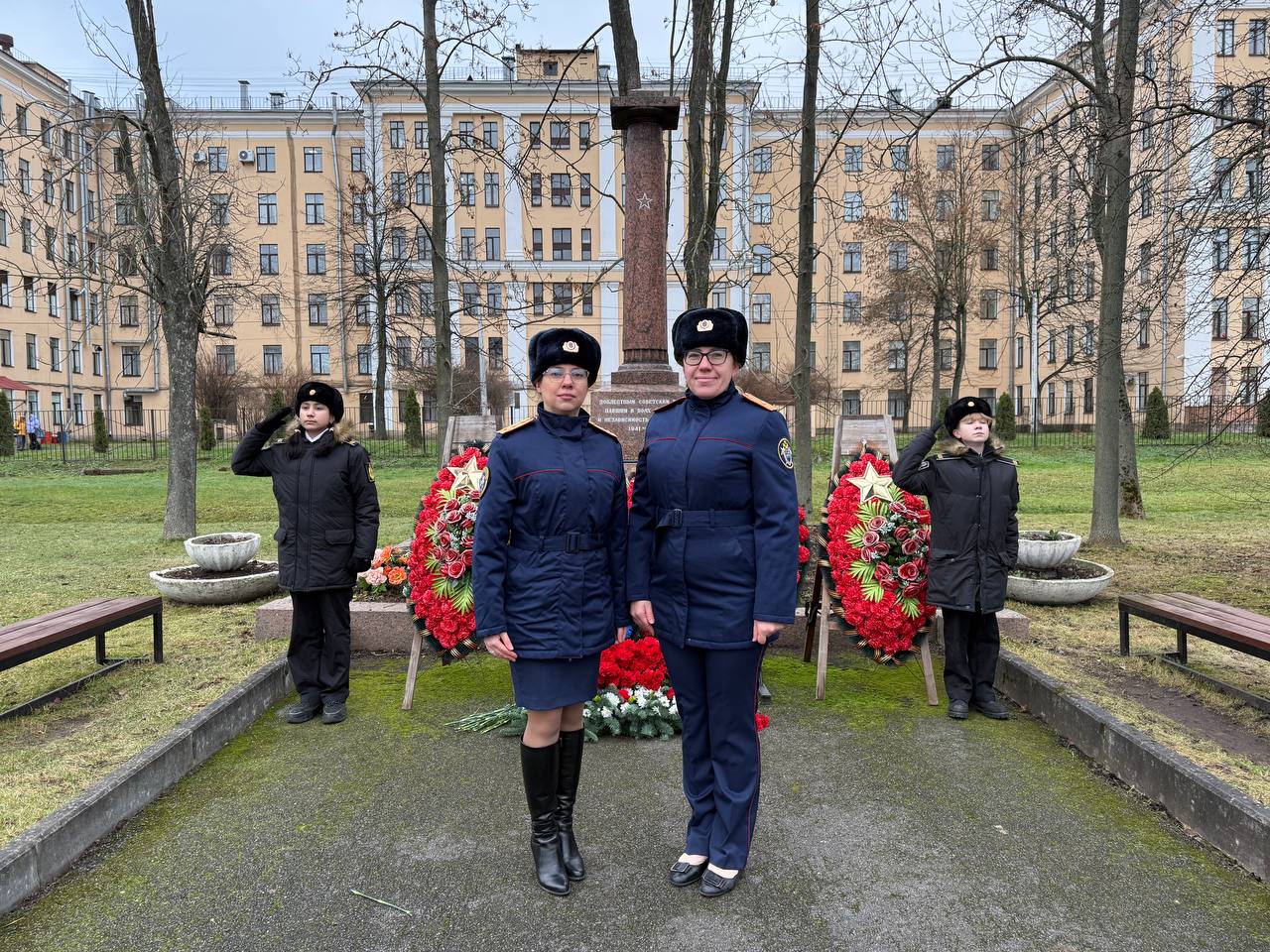 Сотрудники ГСУ СК России по Санкт-Петербургу почтили память павших героев Сотрудники ГСУ СК России по Санкт-Петербургу почтили память павших героев