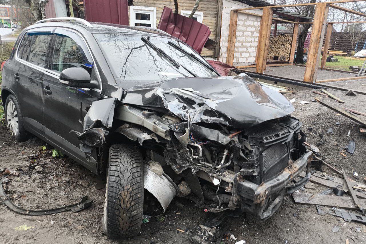 В Приозерске Volkswagen Tiguan врезался в столб В Приозерске Volkswagen Tiguan врезался в столб