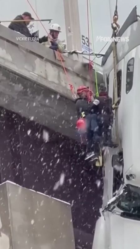 Видео из США: водителя достают из кабины грузовика, зависшего над 30-метровой пропастью