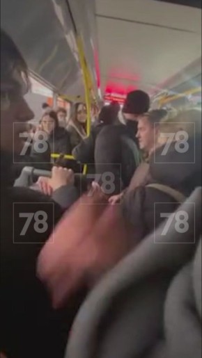 В соцсетях активно обсуждают инцидент в автобусе номер 104, который курсирует между двумя городами Ленинградской области — Сланцами и Кингисеппом