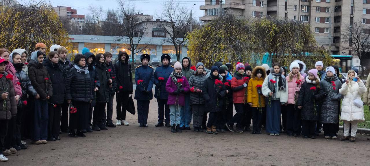 Сотрудники ГСУ СК России по Санкт-Петербургу почтили память павших героев Сотрудники ГСУ СК России по Санкт-Петербургу почтили память павших героев