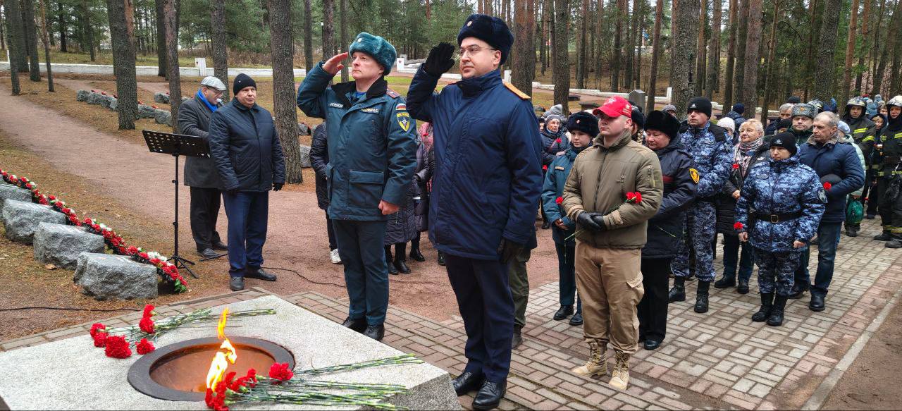 Сотрудники ГСУ СК России по Санкт-Петербургу почтили память павших героев Сотрудники ГСУ СК России по Санкт-Петербургу почтили память павших героев