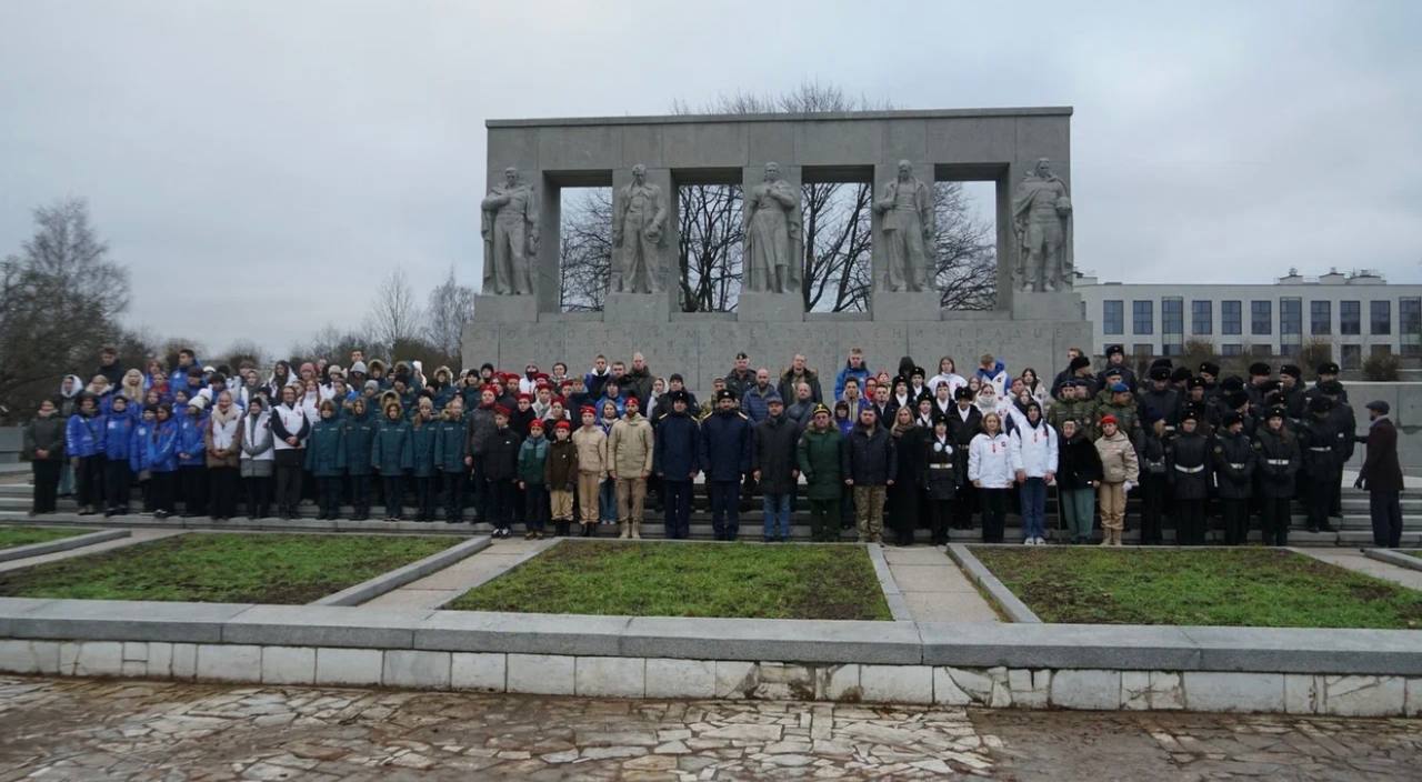 Сотрудники ГСУ СК России по Санкт-Петербургу почтили память павших героев Сотрудники ГСУ СК России по Санкт-Петербургу почтили память павших героев