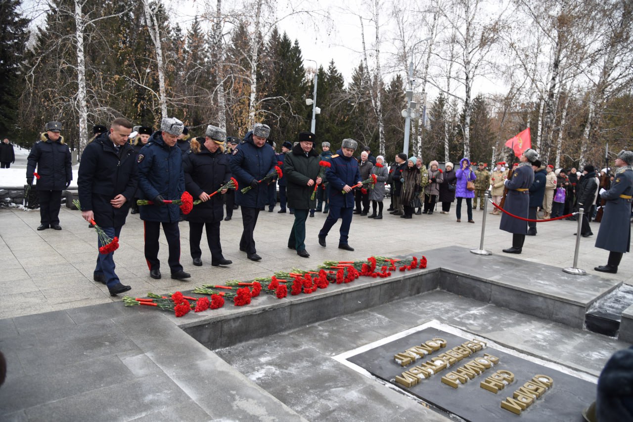 Руководитель транспортной полиции Сибири генерал-майор полиции Игорь Бояринов почтил память погибших воинов, чьи имена остались неизвестными Руководитель транспортной полиции Сибири генерал-майор полиции Игорь Бояринов почтил память погибших воинов, чьи имена остались неизвестными