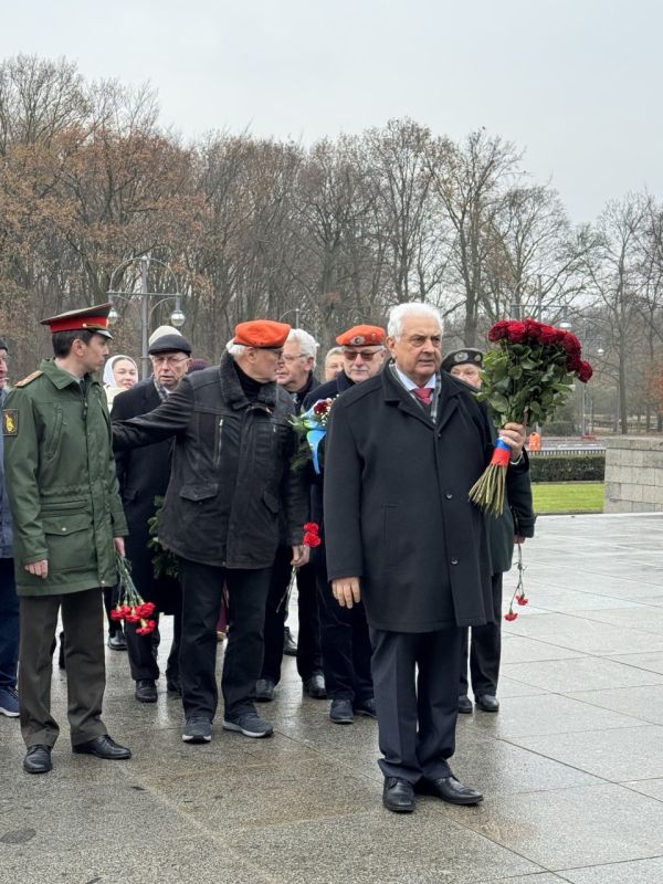 3 декабря 2025 г. по случаю Дня Неизвестного солдата состоялась церемония возложения цветов к мемориалу советским воинам в Тиргартене