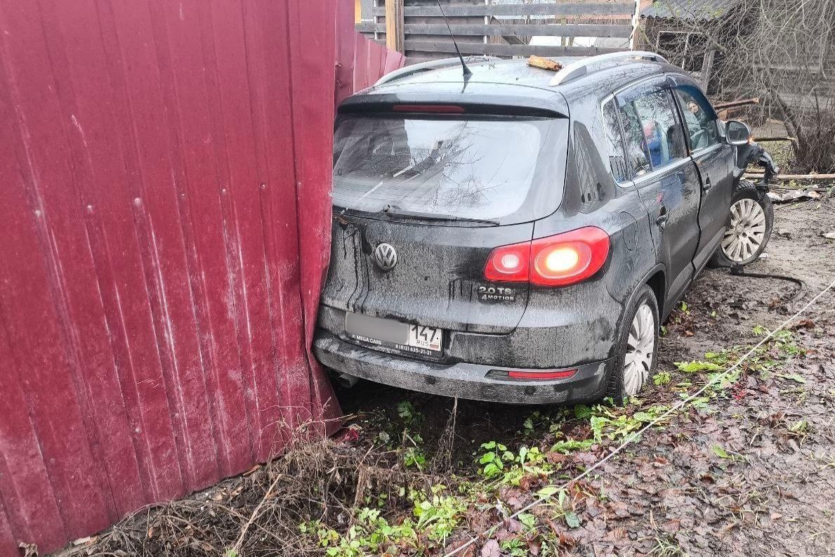 В Приозерске Volkswagen Tiguan врезался в столб В Приозерске Volkswagen Tiguan врезался в столб