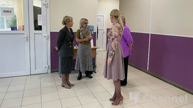 Вероника Реброва проверила проведение написания итогового сочинения в одной из Гатчинских школ