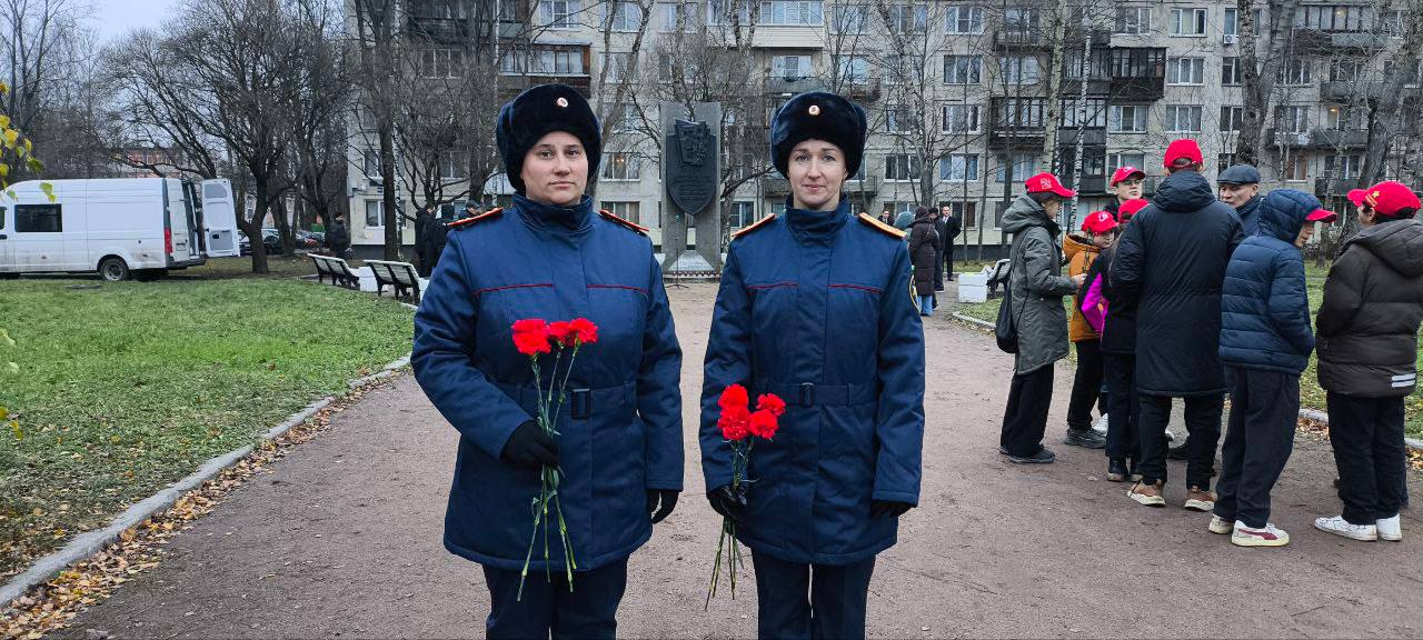 Сотрудники ГСУ СК России по Санкт-Петербургу почтили память павших героев Сотрудники ГСУ СК России по Санкт-Петербургу почтили память павших героев