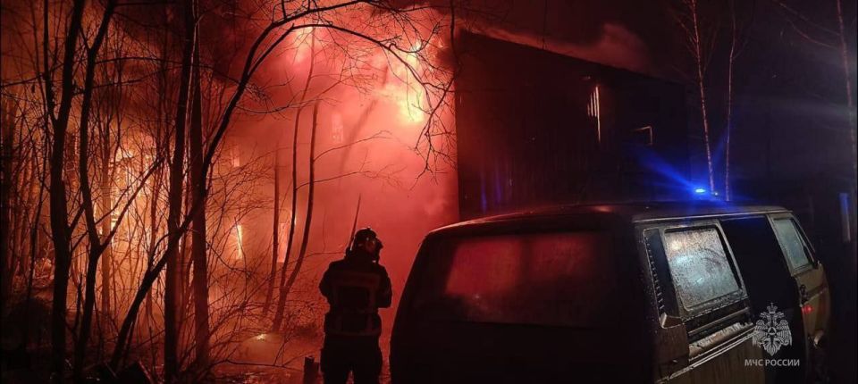 В Кингисеппском районе ликвидирован крупный пожар в общежитии