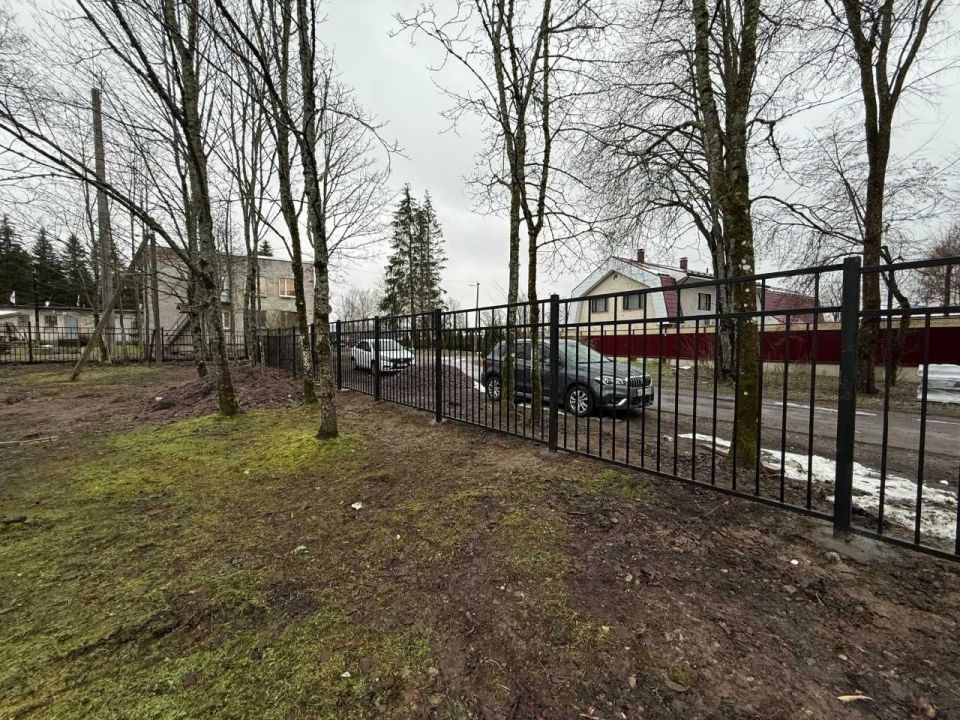 Прокуратура добилась благоустройства территории возле образовательного учреждения в Ломоносовском районе