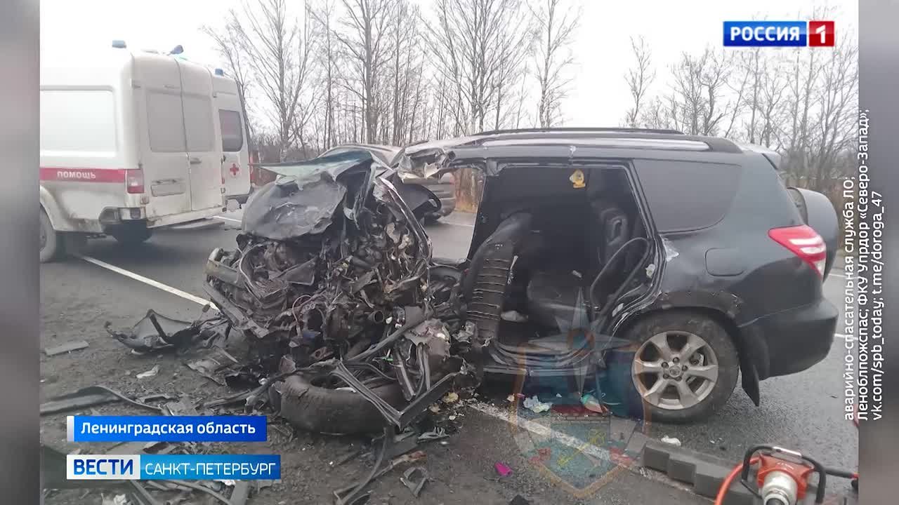 На трассе "Кола" столкнулись три машины, пострадали четыре человека