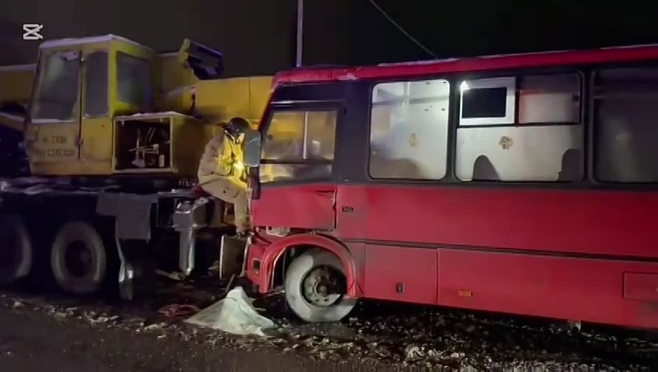 В Ломоносовском районе произошло серьезное ДТП с автобусом и грузовиком