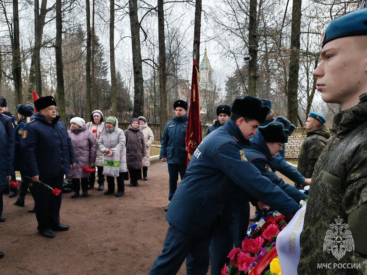 Сотрудники ОНД и ПР Тихвинского района совместно с коллегами из Тихвинского участка Центра ГИМС и пожарными 28 ПСО ФПС ГПС почтили память освободителей Тихвина Сотрудники ОНД и ПР Тихвинского района совместно с коллегами из Тихвинского участка Центра ГИМС и пожарными 28 ПСО ФПС ГПС почтили память освободителей Тихвина