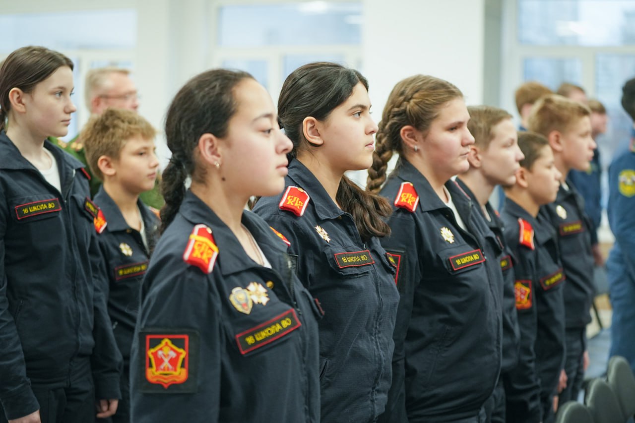 Константин Чебыкин и Юрий Гладунов, а также командир Ленполка Михаил Коган провели встречу с кадетскими классами Василеостровского района Константин Чебыкин и Юрий Гладунов, а также командир Ленполка Михаил Коган провели встречу с кадетскими классами Василеостровского района