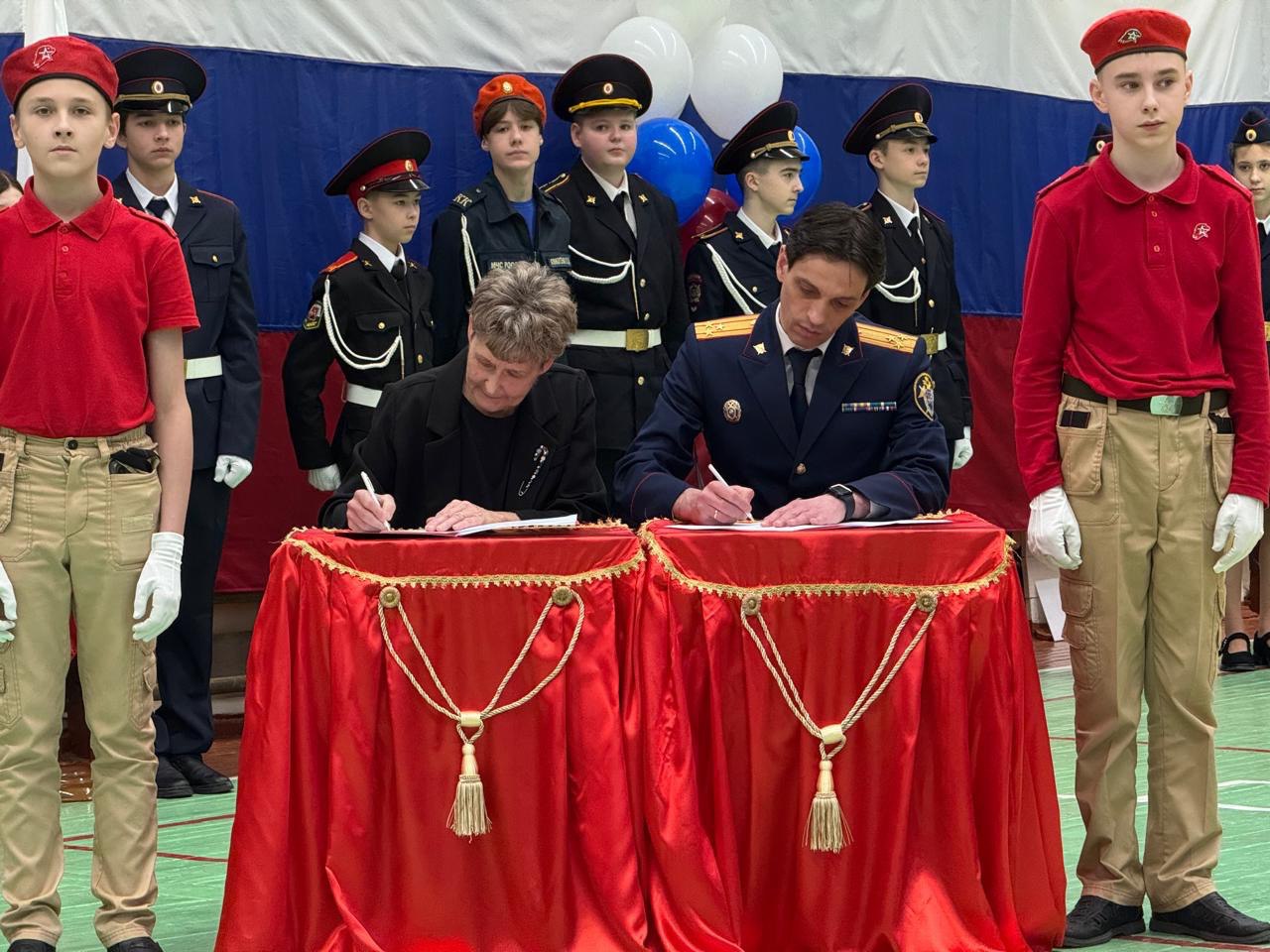 В Тихвине открылся подшефный класс Следственного комитета России В Тихвине открылся подшефный класс Следственного комитета России