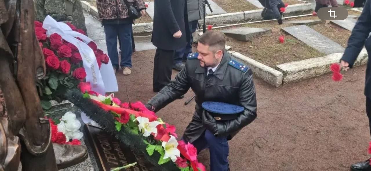 Тихвинский городской прокурор принял участие в торжественных мероприятиях, посвящённых 84-й годовщине освобождения города от немецко-фашистских захватчиков Тихвинский городской прокурор принял участие в торжественных мероприятиях, посвящённых 84-й годовщине освобождения города от немецко-фашистских захватчиков