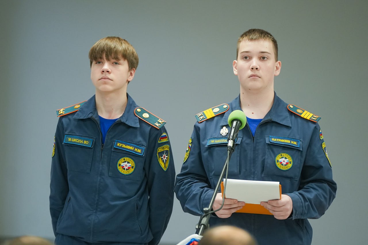Константин Чебыкин и Юрий Гладунов, а также командир Ленполка Михаил Коган провели встречу с кадетскими классами Василеостровского района Константин Чебыкин и Юрий Гладунов, а также командир Ленполка Михаил Коган провели встречу с кадетскими классами Василеостровского района