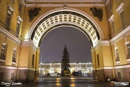 Главная ёлка Петербурга приехала на Дворцовую площадь