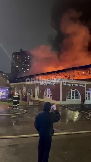 Правобережный рынок продолжает полыхать: пожар распространился на площадь 300 “квадратов”