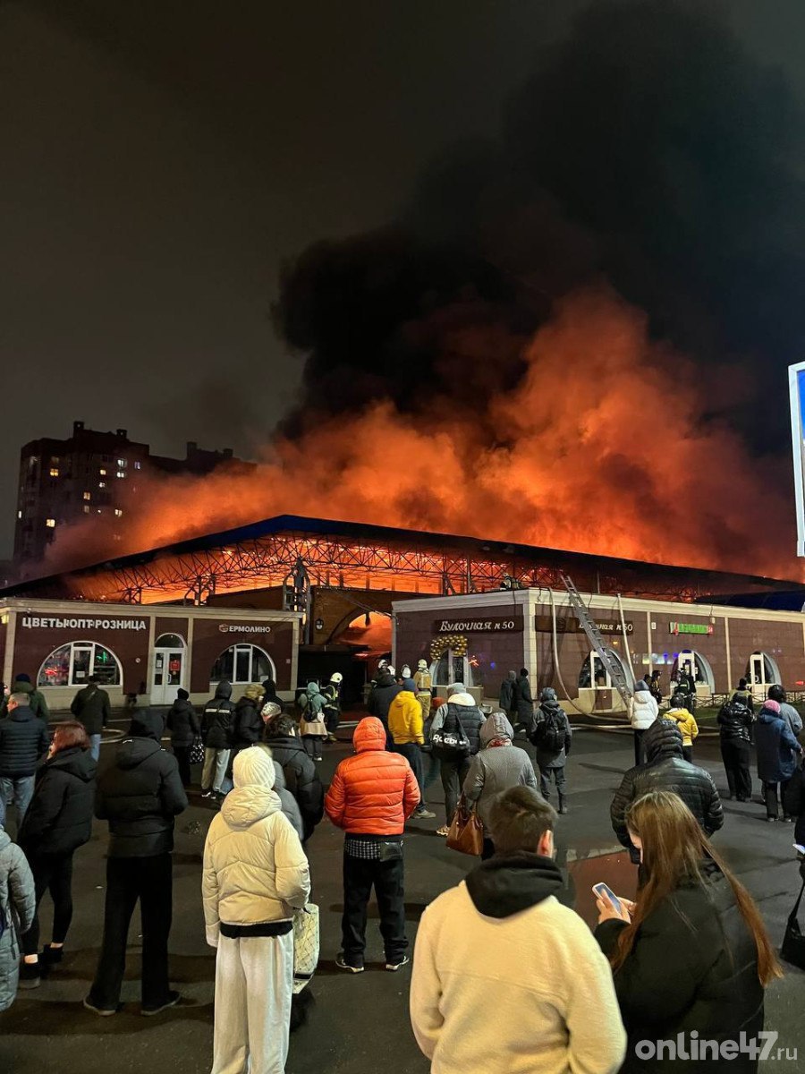 Правобережный рынок продолжает полыхать: пожар распространился на площадь 300 “квадратов” Правобережный рынок продолжает полыхать: пожар распространился на площадь 300 “квадратов”