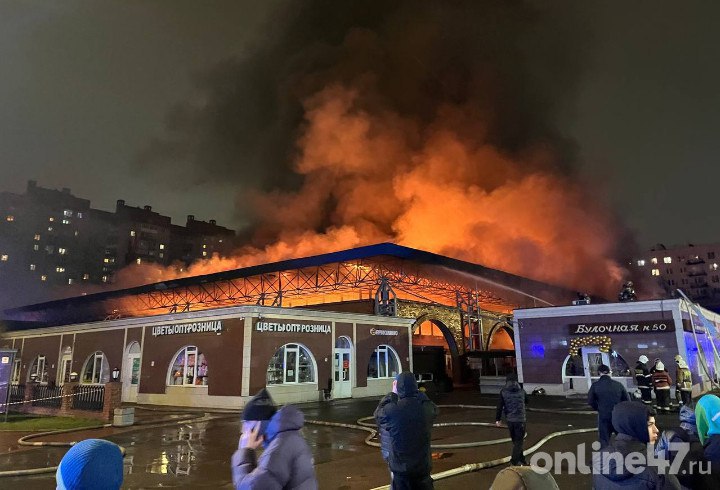 Правобережный рынок продолжает полыхать: пожар распространился на площадь 300 “квадратов” Правобережный рынок продолжает полыхать: пожар распространился на площадь 300 “квадратов”