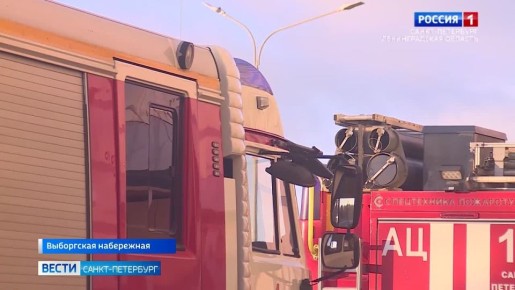 На Выборгской набережной горело здание склада, пострадал один человек