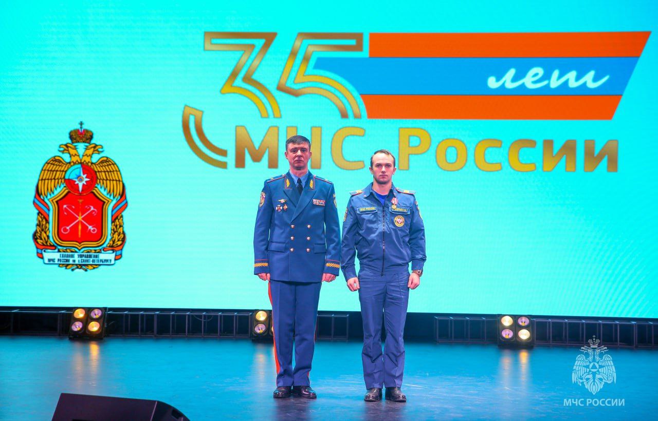 В молодежном досуговом центре "Фестиваль" прошел праздничный концерт в честь спасателей Выборгского района