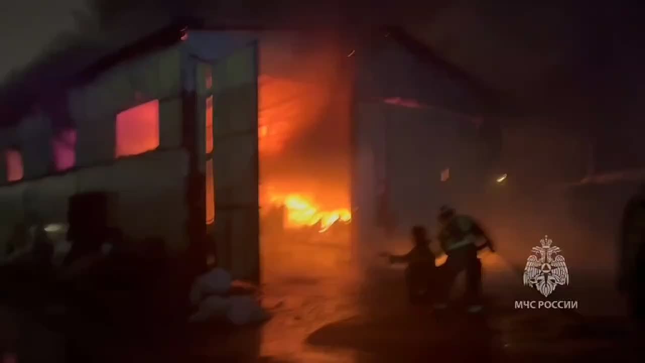 Двухэтажный склад полыхает в Гатчине