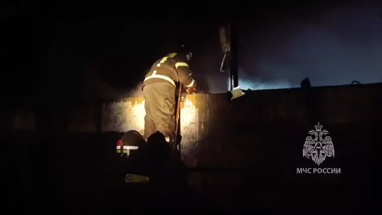 Огнеборцы успешно ликвидировали открытое горение, осуществляется проливка места пожара