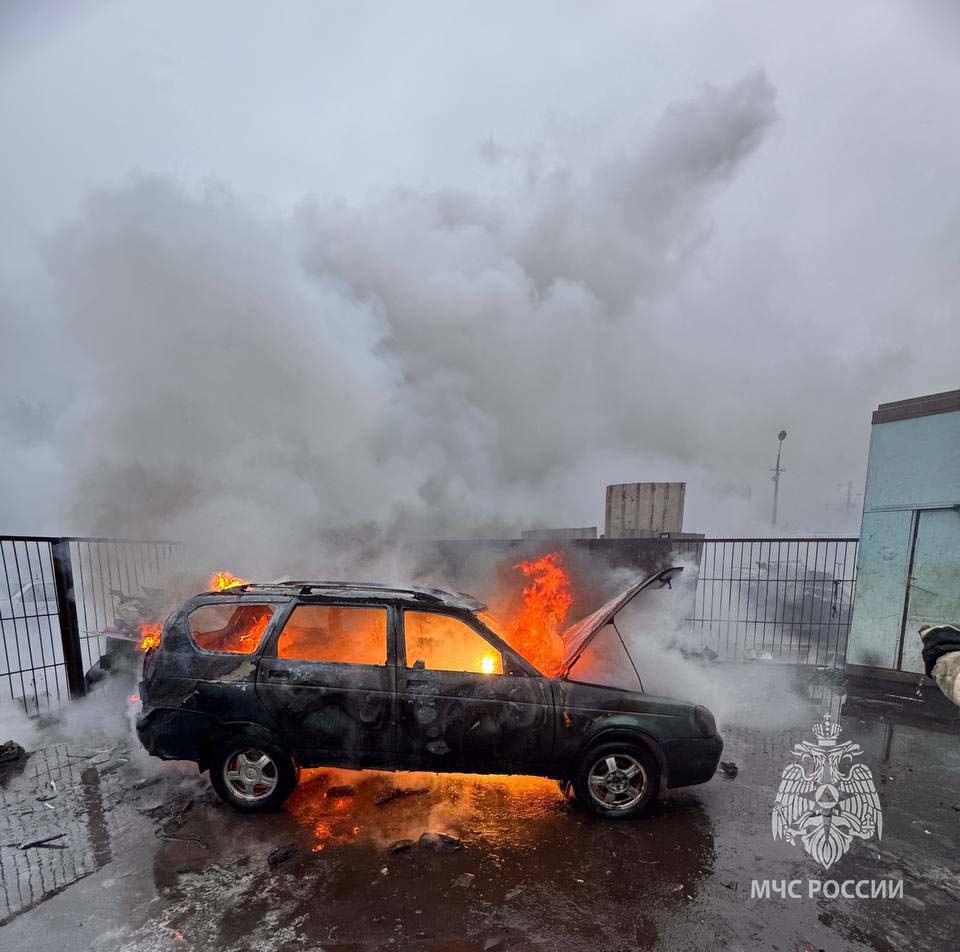 В городе Кириши сгорел легковой автомобиль В городе Кириши сгорел легковой автомобиль