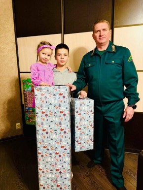 Директор Волховского лесничества исполнил мечты Дмитрия и Ильяны в рамках "Елки желаний"