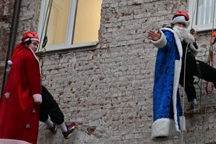 Дед Мороз постучался в окна Выборгской детской больницы