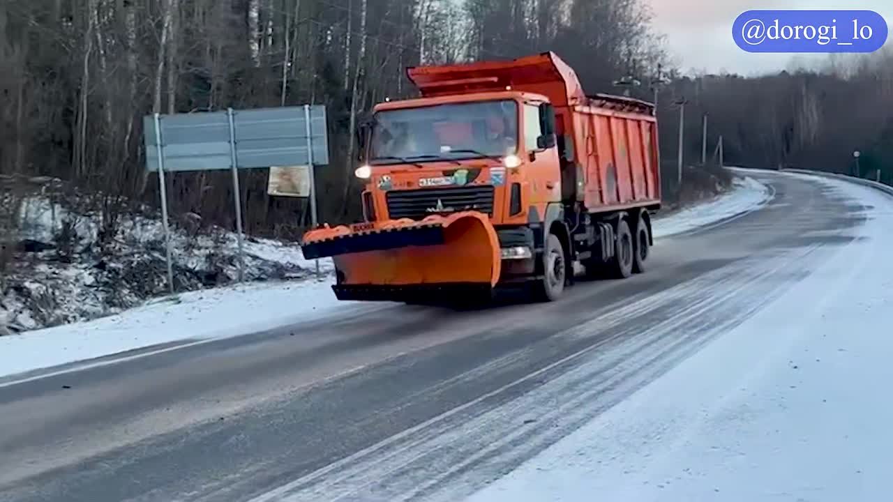 Дорожные службы Ленобласти в усиленном режиме чистят трассы от снега