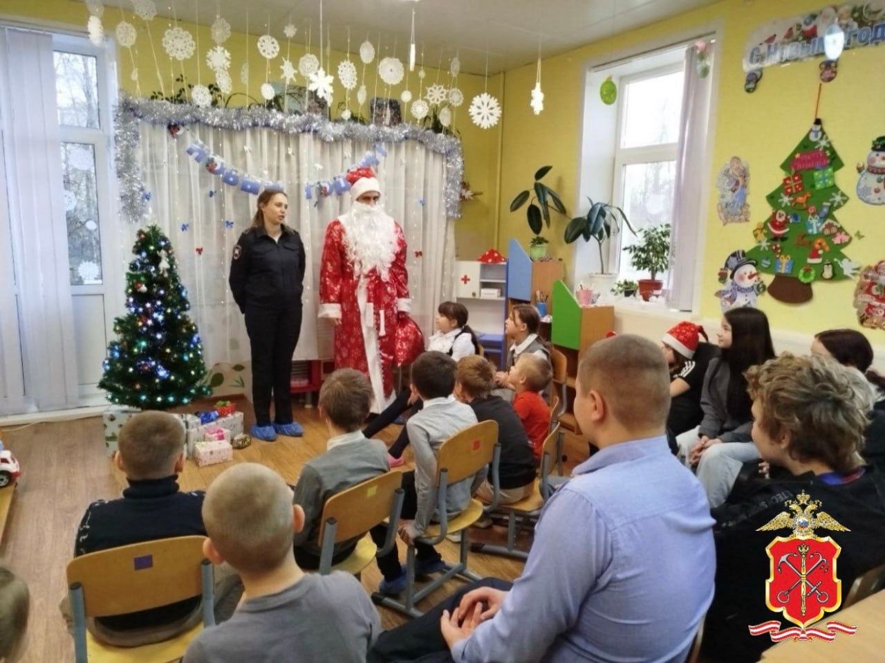 В Санкт-Петербурге и Ленинградской области продолжается добрая новогодняя акция «Полицейский Дед Мороз» В Санкт-Петербурге и Ленинградской области продолжается добрая новогодняя акция «Полицейский Дед Мороз»