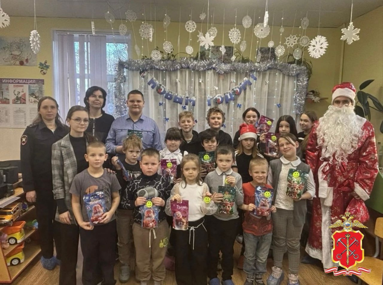 В Санкт-Петербурге и Ленинградской области продолжается добрая новогодняя акция «Полицейский Дед Мороз» В Санкт-Петербурге и Ленинградской области продолжается добрая новогодняя акция «Полицейский Дед Мороз»