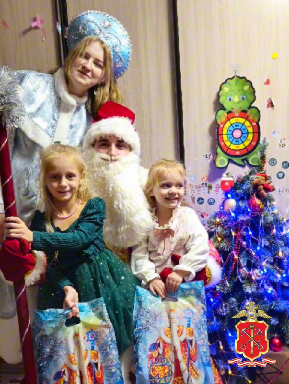 В Санкт-Петербурге и Ленинградской области продолжается добрая новогодняя акция «Полицейский Дед Мороз» В Санкт-Петербурге и Ленинградской области продолжается добрая новогодняя акция «Полицейский Дед Мороз»