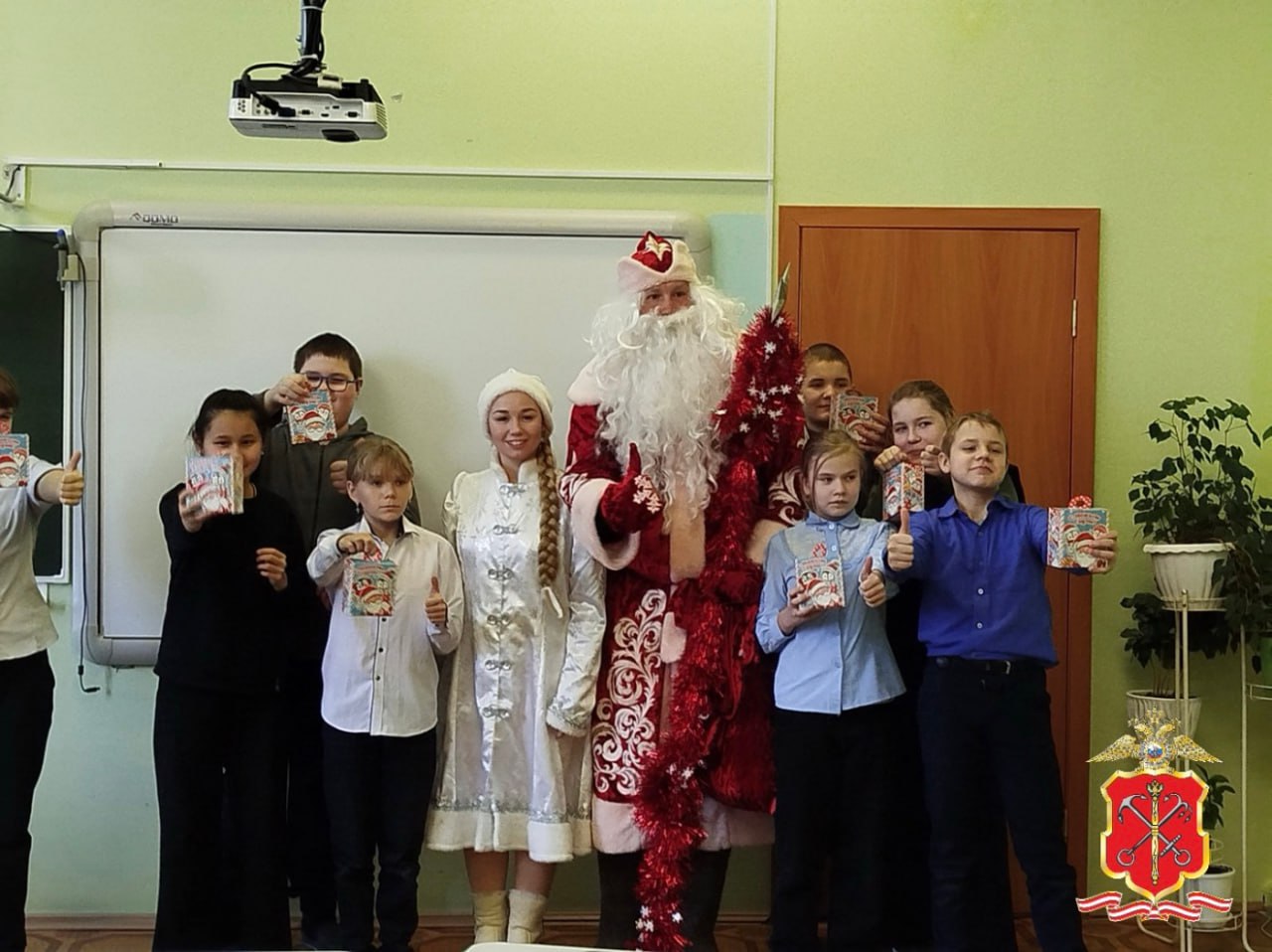 В Санкт-Петербурге и Ленинградской области продолжается добрая новогодняя акция «Полицейский Дед Мороз» В Санкт-Петербурге и Ленинградской области продолжается добрая новогодняя акция «Полицейский Дед Мороз»